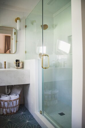 Combined shower/tub, hair dryer, towels, soap