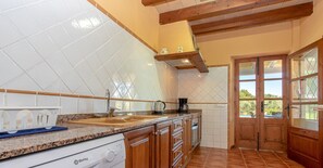 Een koelkast, een microgolfoven, een oven