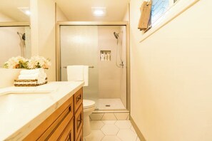 Dusche, Haartrockner, Bidet, Handtücher