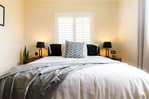 4 bedrooms, desk, iron/ironing board, free WiFi - Charming Home in North Orange County (Anaheim)