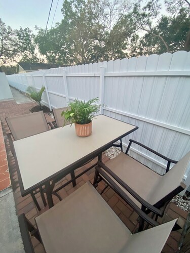 The Cozy Corner, A happy place - 2 min from 275 & I-4, & 4 min from Bush Gardens