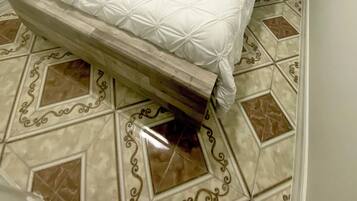 1 habitación, tabla de planchar con plancha, wifi gratis y ropa de cama