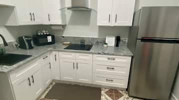 Réfrigérateur, micro-ondes, plaque de cuisson, cafetiÚre/bouilloire