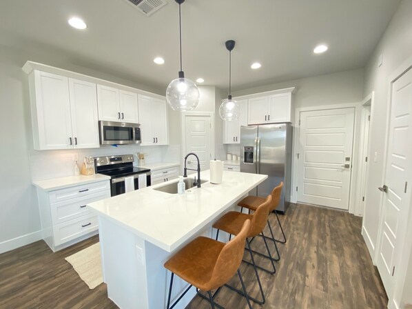 Fridge, microwave, oven, stovetop - Brand New! Charming Townhome in Mesa (Mesa)