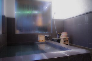 Bañera y ducha independientes, pantuflas, toallas