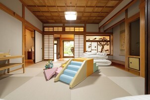 Una habitación japonesa tradicional con suelo de tatami, puertas correderas y vistas a un jardín.