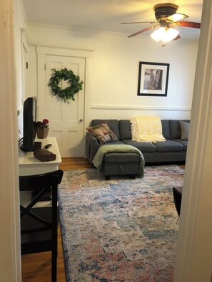 Smart TV - 💋Kissing Downtown - Parking Spot! Sleeps 5🖐Free Wine🍷 (Dover)