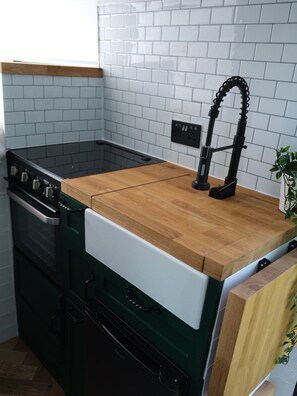 冷蔵庫、オーブン、コンロ、調理器具と食器