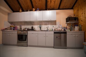 Kühlschrank, Herdplatte, Wasserkocher mit Kaffee-/Teezubehör