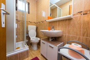 Douche, séchoir à cheveux, serviettes fournies