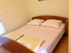2 habitaciones, tabla de planchar con plancha, wifi y ropa de cama 