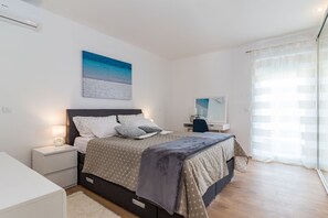 3 عدّة غرف  نوم ومكواة/لوح كي وواي فاي وملاءات أسرّة