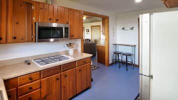 Een koelkast, een magnetron, een oven, een kookplaat