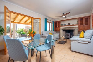 TV - VISTA SOL - Wonderful country house with private pool and amazing views in the center of M (Ariany)