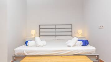 3 slaapkamers, een strijkplank/strijkijzer, gratis wifi, beddengoed