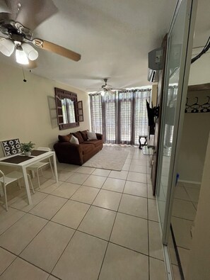 TV - Loft Privado y Seguro, Cerca de Mayagüez Mall, Playas y Restaurantes (Cabo Rojo)