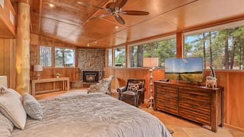 1 habitación, escritorio, tabla de planchar con plancha y cuna de viaje