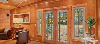 Historic Ranch House, A/C, on forest acres, in town