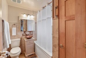 Amenidades de baño gratuitas, secadora de cabello, toallas 