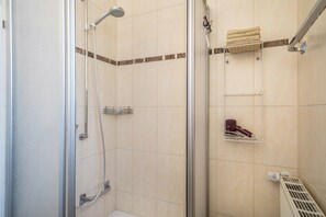 Een douche, een haardroger, handdoeken