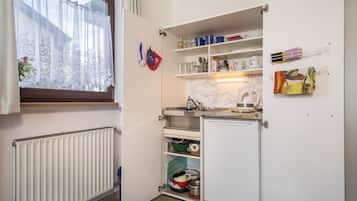 Refrigerador, microondas, parrilla de estufa y tetera eléctrica