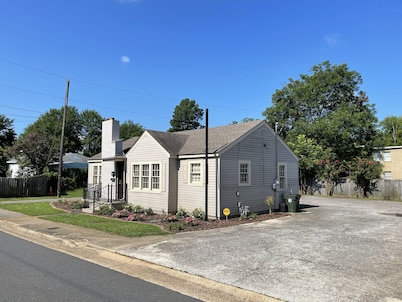 3 bd house NEARLY on UA campus. Lg private prkg area.