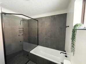 Bathtub, hair dryer, towels, toilet paper - Kiama Palms on Collins (Kiama)