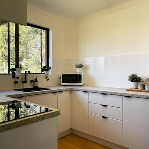 Fridge, microwave, oven, stovetop - Kiama Palms on Collins (Kiama)