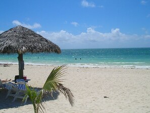 Beach nearby, sun-loungers, beach towels - Luxury 2/2 Sleeps 6. Grand Bahama Condo w/ POOL, Boat Dock plus close to BEACH! (Freeport)
