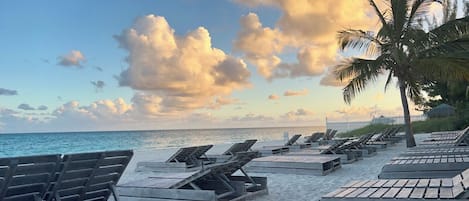 Playa en los alrededores, camastros y toallas de playa