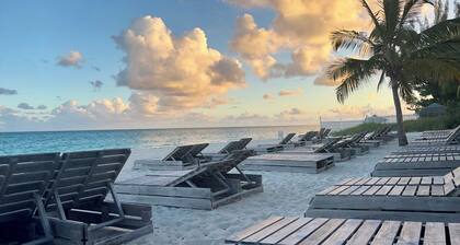 Luxury 2/2 Sleeps 6. Grand Bahama Condo w/ POOL, Boat Dock plus close to BEACH!