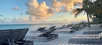 Luxury 2/2 Sleeps 6. Grand Bahama Condo w/ POOL, Boat Dock plus close to BEACH!