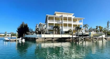 Luxury 2/2 Sleeps 6. Grand Bahama Condo w/ POOL, Boat Dock plus close to BEACH!