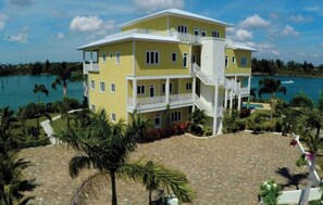 Exterior - Luxury 2/2 Sleeps 6. Grand Bahama Condo w/ POOL, Boat Dock plus close to BEACH! (Freeport)