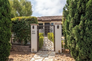 Exterior detail - Capri Coastal Tuscan Getaway – Ideal for Extended Stays! (Encinitas)