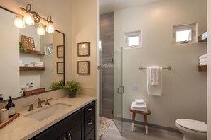 Shower, hair dryer, towels, soap - Capri Coastal Tuscan Getaway – Ideal for Extended Stays! (Encinitas)