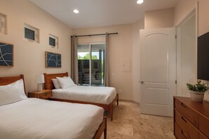 2 camere, una scrivania, ferro/asse da stiro, culla da viaggio