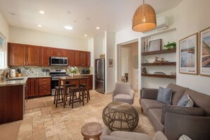 Smart TV - Capri Coastal Tuscan Getaway – Ideal for Extended Stays! (Encinitas)