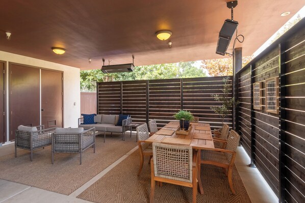 Outdoor dining - Capri Coastal Tuscan Getaway – Ideal for Extended Stays! (Encinitas)