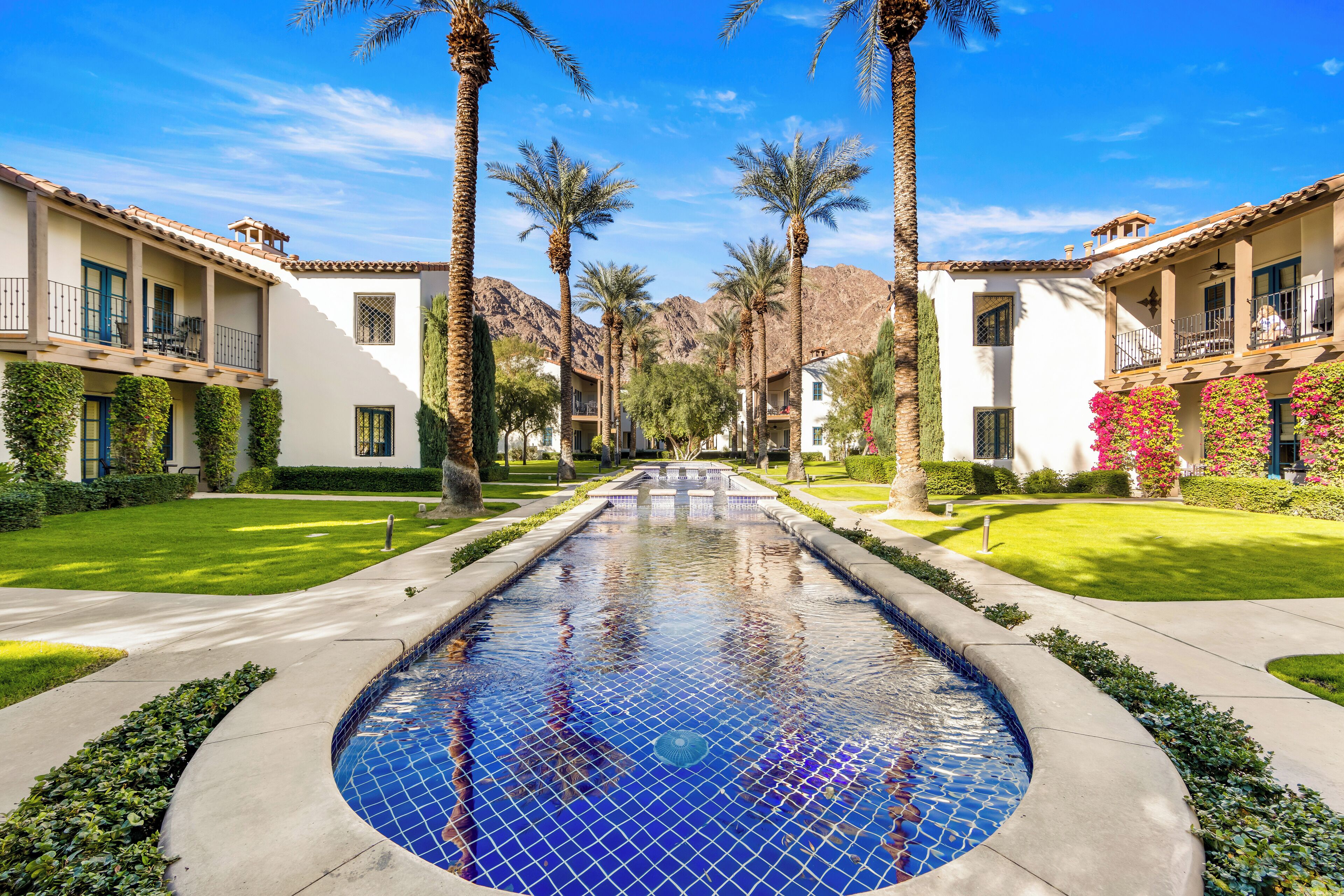 Een buitenzwembad en een verwarmd zwembad