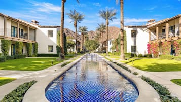 Utendørsbasseng og et oppvarmet basseng