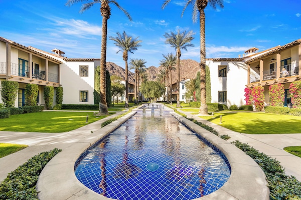 Greenspace right outside of Villa with beautiful landscaping and fountains!