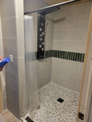 Dusche, Haartrockner, Handtücher, Seife