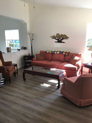 Smart TV, books - Cottage home near the Russian River; county parks; numerous wineries (Windsor)