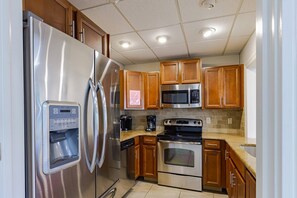 Fridge, microwave, oven, stovetop - Beautifully Renovated Bright Condo, Heated Pool, Tennis Courts, Putting Green, Ready to Book! (Sarasota)