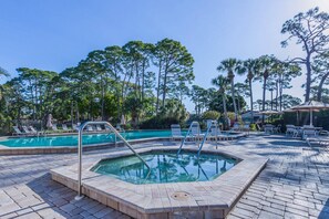 A heated pool - Beautifully Renovated Bright Condo, Heated Pool, Tennis Courts, Putting Green, Ready to Book! (Sarasota)