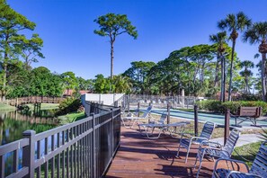 Property grounds - Beautifully Renovated Bright Condo, Heated Pool, Tennis Courts, Putting Green, Ready to Book! (Sarasota)