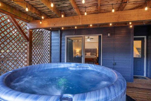 Incredible Dundee Hills Escape, Pet Friendly, Hot Tub, Covered Deck, Walk to Park, Food, and Wine