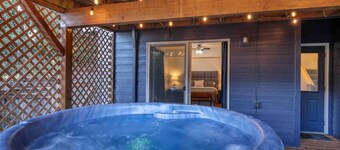 Incredible Dundee Hills Escape, Pet Friendly, Hot Tub, Covered Deck, Walk to Park, Food, and Wine