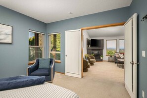 5 bedrooms, iron/ironing board, free WiFi, bed sheets - Incredible Dundee Hills Escape, Pet Friendly, Hot Tub, Covered Deck, Walk to Park, Food, and Wine (Dundee)